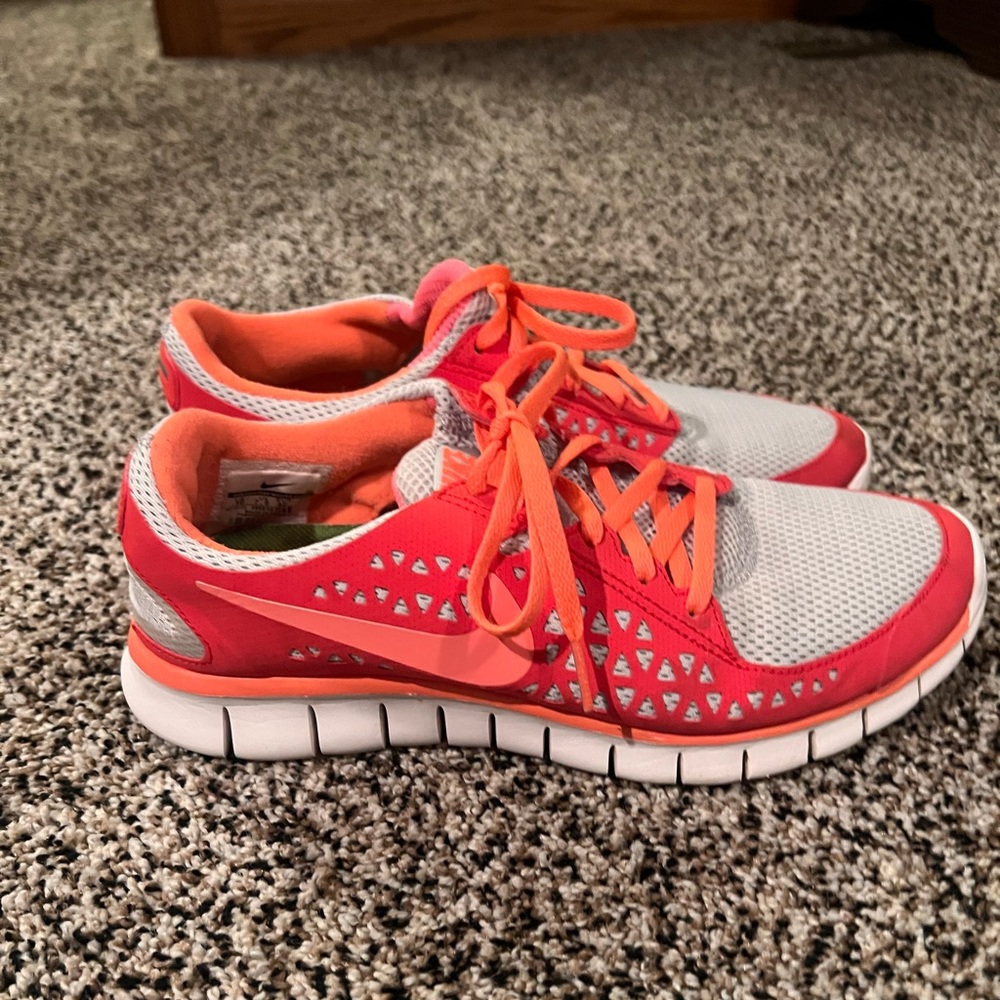 Women’s Nike shoes size 10.